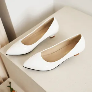 Elegantes zapatos de tacón bajo blancos con punta para oficina y entornos laborales.