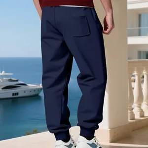 Vista posteriore di pantaloni della tuta in pile blu navy da uomo con polsini elastici