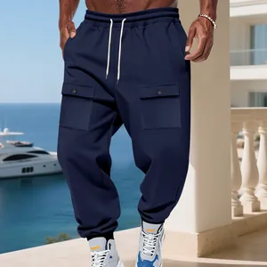 Primo piano di pantaloni cargo blu scuro pesanti con tasche a bottone a pressione