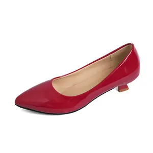 Elegantes salones de charol rojo con punta fina y tacón de bloque bajo para oficina y trabajo