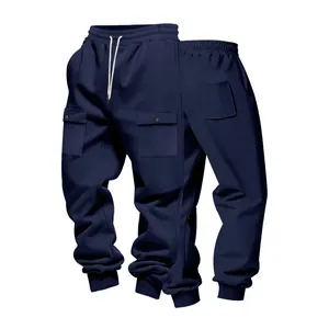 Vista dettagliata dei pantaloni cargo pesanti blu navy con tasche e coulisse in vita