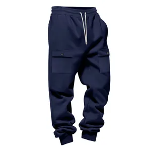 Dettaglio dei pantaloni cargo pesanti blu navy con tasche a scatto e comoda coulisse.