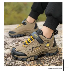 Primo piano di scarpe da trekking marroni per bambini con grafica di montagna e velcro