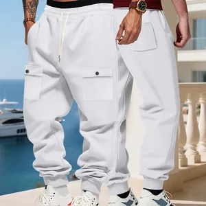Vue détaillée du jogging cargo blanc pour homme, coupe avant et arrière.