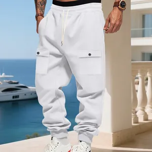 Vista dettagliata dei pantaloni cargo pesanti bianchi da uomo con tasche laterali