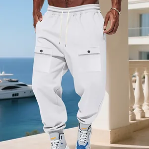 Dettaglio dei pantaloni cargo da uomo bianchi pesanti e caldi con coulisse in vita