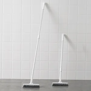 Witte vloerschrobborstel met lange steel en harde borstelharen voor het reinigen van voegen.