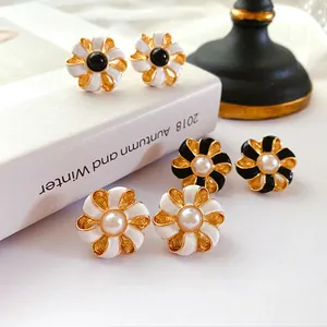 Vue détaillée de boucles d'oreilles fleurs en émail baroque vintage avec perles