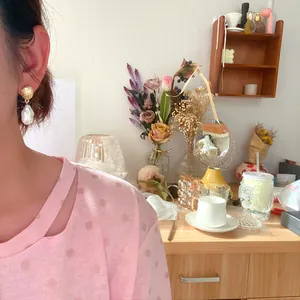 Dettaglio di un orecchino con perla barocca vintage indossato da una modella reale