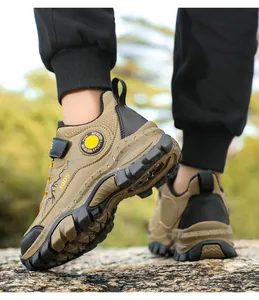 Primo piano di scarpe da trekking per bambini con dettaglio della suola in gomma antiscivolo