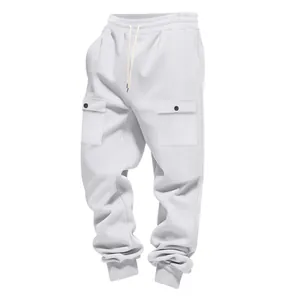 Vista dettagliata dei pantaloni cargo bianchi pesanti con coulisse e tasche laterali.