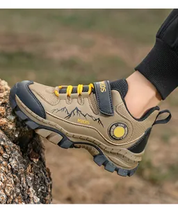 Vista laterale dettagliata di una scarpa da trekking per bambini su un tronco d'albero