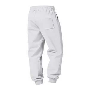 Vista posteriore dei pantaloni sportivi pesanti bianchi da uomo con tasca.