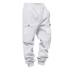 Vista frontale dettagliata dei pantaloni cargo bianchi pesanti da uomo con tasche laterali