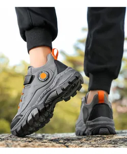 Vista dettagliata della suola antiscivolo di queste scarpe da trekking grigie bimbo