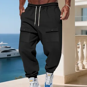 Vista frontale dettagliata dei pantaloni cargo neri pesanti da uomo su un modello