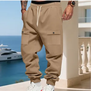 Detailansicht der schweren khakifarbenen Cargo-Jogginghose für Herren mit Taschen.
