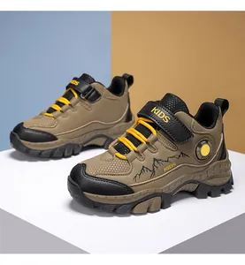 Dettaglio ravvicinato di scarpe da trekking per bambini con suola e motivi montani.