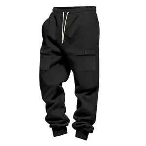 Pantaloni cargo neri pesanti da uomo con coulisse e ampie tasche laterali applicate.