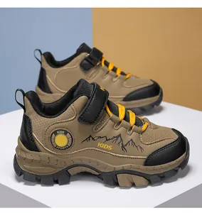Vista laterale di scarpe da trekking per bambini cachi con suole antiscivolo robuste
