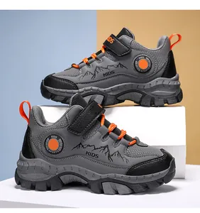 Dettaglio di scarpe da trekking per bambini grigie e arancioni con suola in gomma