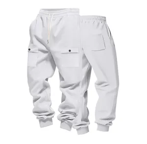 Detailansicht der weißen schweren Herren-Cargo-Jogginghose mit Kordelzug und Taschen
