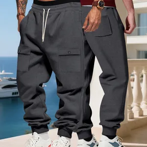 Détail du pantalon cargo en polaire épaisse pour hommes avec poches latérales