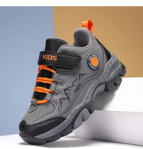 Scarpa da trekking grigia per bambini con lacci arancioni e suola antiscivolo robusta