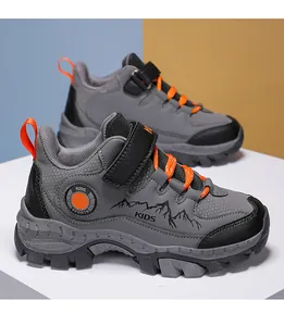 Vista dettagliata di scarpe da trekking grigie per bambini con dettagli arancioni
