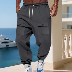 Dettaglio dei pantaloni cargo in pile pesante grigio scuro con coulisse in vita