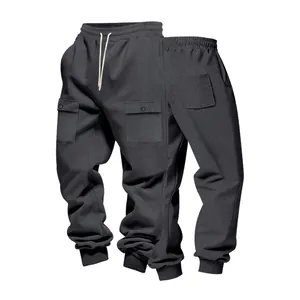 Vista dettagliata dei pesanti pantaloni jogging cargo grigio scuro per uomo