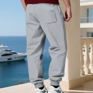 Dettaglio dei pantaloni sportivi pesanti grigi da uomo con tasca posteriore.