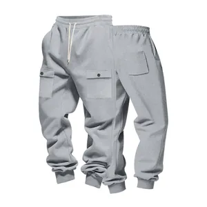 Vista dettagliata dei pantaloni cargo pesanti grigi con coulisse e tasche