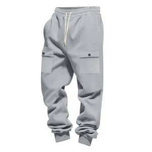 Dettaglio dei pantaloni cargo pesanti grigi con tasche laterali capienti e coulisse