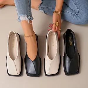 Vue détaillée de mocassins à bout carré pour femmes en noir et beige avec semelles épaisses