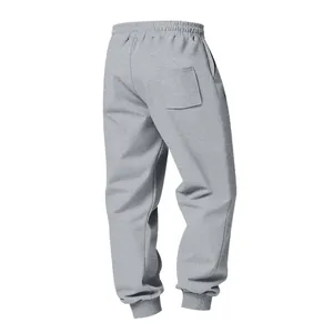 Vista posteriore dettagliata di pantaloni sportivi pesanti in pile grigio da uomo