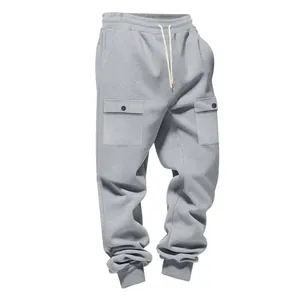 Vista dettagliata dei pantaloni cargo grigi caldi e pesanti da uomo con tasche