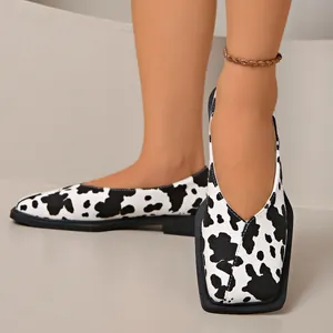 Gros plan de mocassins à plateforme pour femmes avec imprimé vache et bout carré unique