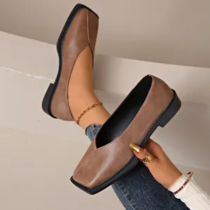 Vue détaillée de mocassins marrons à bout carré avec un talon bas confortable.