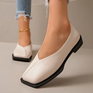 Vue détaillée de mocassins crème pour femmes à bout carré et semelles noires épaisses