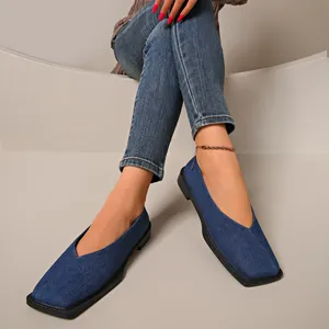 Vue détaillée des mocassins en denim bleu pour femmes avec bout carré et ouverture en forme de V