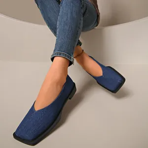 Vue détaillée de mocassins en denim bleu à bout carré avec une semelle noire épaisse moderne