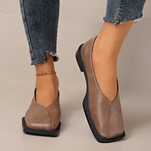 Vue détaillée de mocassins marron taupe élégants pour femmes avec semelles épaisses.
