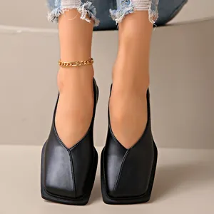 Vue détaillée du design moderne à bout carré et décolleté en V des mocassins noirs.