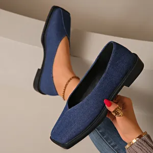 Vue détaillée de la texture en denim bleu des mocassins à plateforme pour femmes.