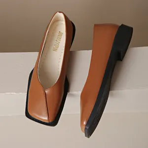 Élégants mocassins en cuir marron pour femmes avec bout carré et ouverture en V à l'avant