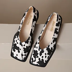 Gros plan sur l'imprimé vache des mocassins à plateforme et bout carré pour femmes