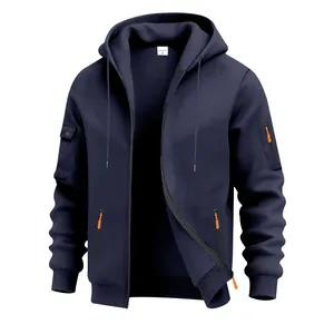 Dettaglio felpa con cappuccio pesante blu navy con cerniere arancioni a contrasto