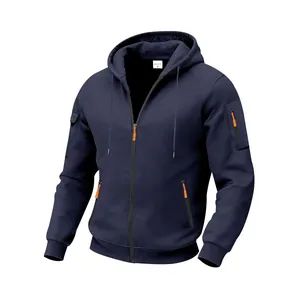 Detailweergave van zware marineblauwe hoodie met oranje ritsen en tactische zakken