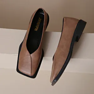 Gros plan détaillé de mocassins marron à bout carré pour femmes sur fond neutre